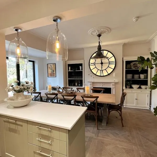 Stunning Town House in City Centre- Free Parking!, hotel v destinaci Bath