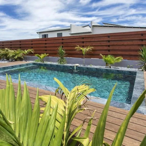 VILLA BELLEVUE classée 5 Etoiles - 4 chambres - piscine chauffée proche de l'aéroport et du centre de St Denis, hotel en Sainte-Marie