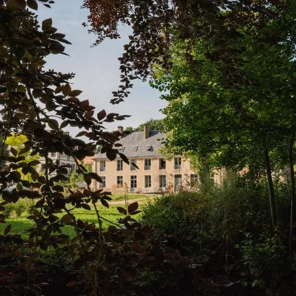 Hôtel les Prés – hotel w mieście Saint-Hilaire-le-Châtel