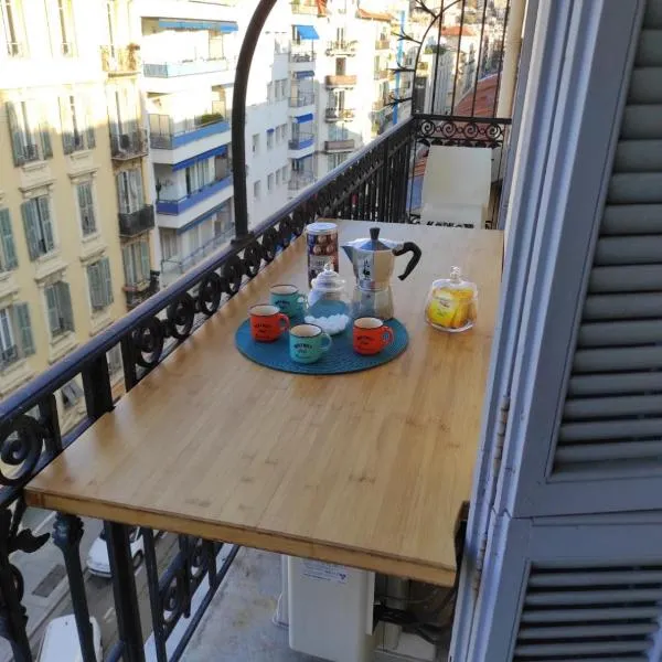 Pretty and quiet top floor 2 bedroom flat in the port area of Nice, hotel en Niza