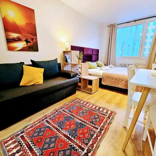 LIVE-INN PRAGUE APARTMENTS, 20 mins to Centre, Gym, Reception, Free Parking, Lift, Roof Terrace & Game Room, hotel in Prague