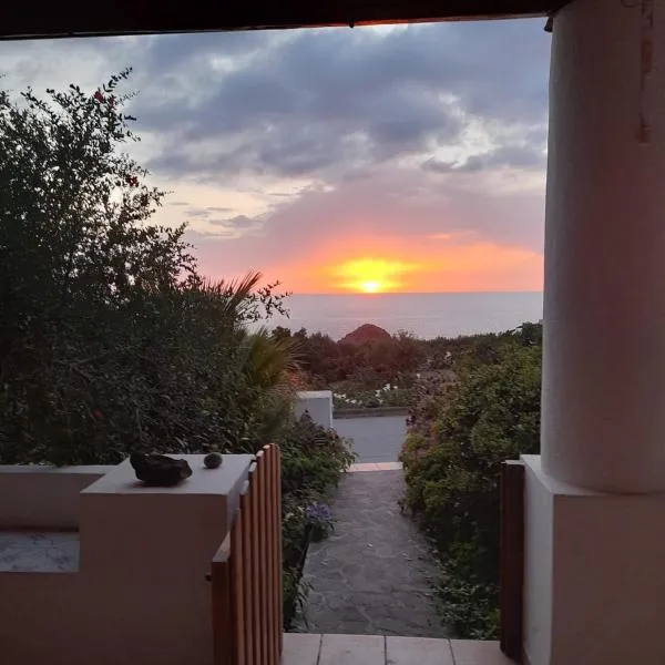 Casa Il Bergamotto - terrazza con vista tramonto, hotel v mestu Pollara