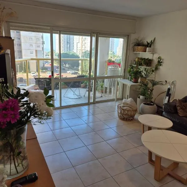 Great Rental near Poleg Beach, hotel u gradu Netanja