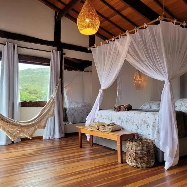 Vila Santiago - Chalé Quaresmeira, hotel in Santana do Riacho