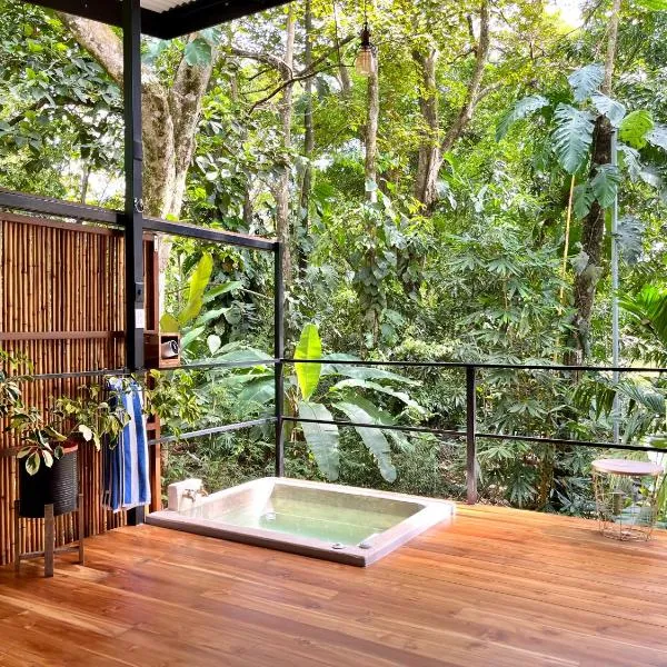 Industrial Studio with private Jacuzzi, hotel v destinaci Uvita