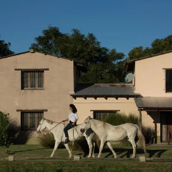 Cabaña Atardecer - Finca La Falda - Salta、Cerrillosのホテル