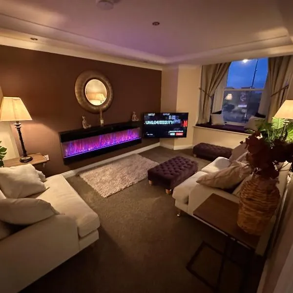 Church View 2 Large en suite bedrooms with KING size beds & Smart TV, Hotel in Richmond