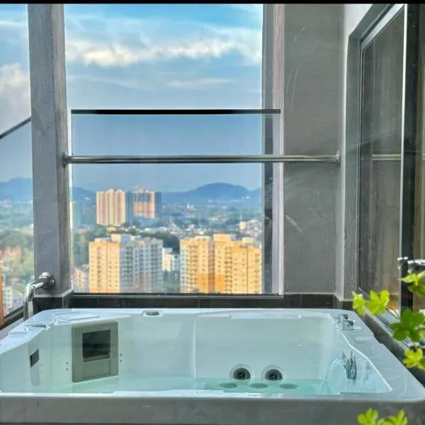 Private JACUZZi with Outdoor Cinema 7pax-Jonker, hotel in Malacca