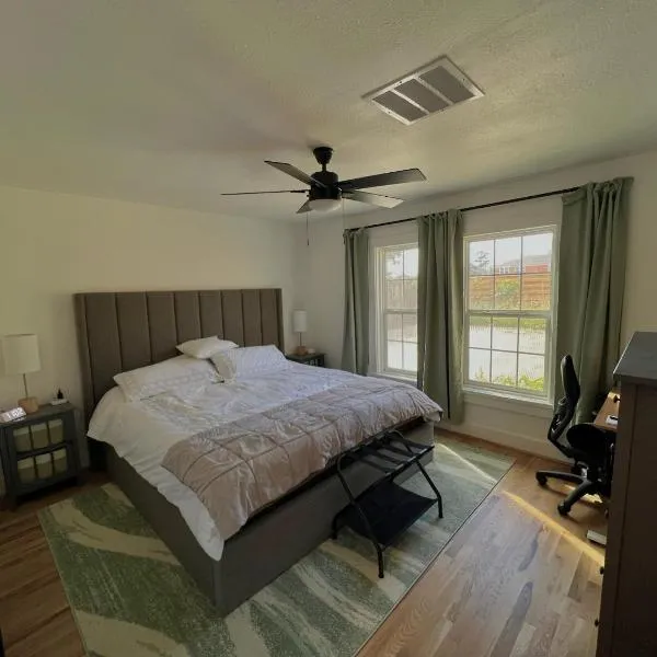 Long Term, Blackout Curtain, 2 Monitor, King Bed Room in 2 BR Home, hotel v destinaci Houston