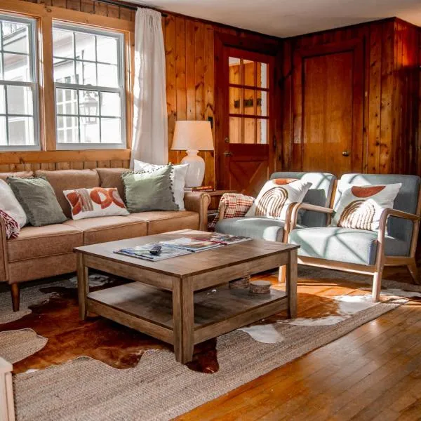 Birch House: Cozy Cabin 5 min from Okemo, hotel v destinaci Ludlow