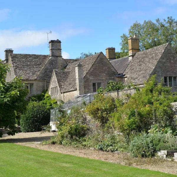 5 star Cotswold luxury with orchard garden, hotel in Cirencester