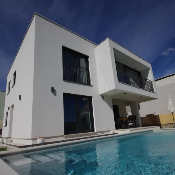 PERISKA Home, hotel en Kaštela