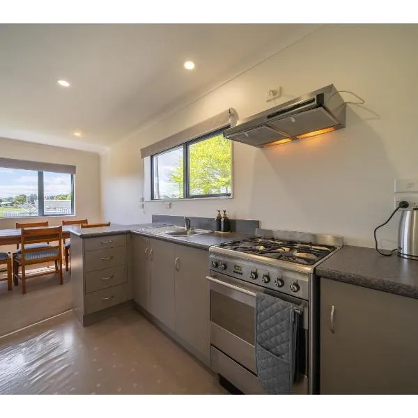Cosy Lakeside - Manapouri Holiday Home, hotel in Manapouri
