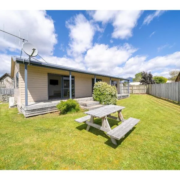 Cosy Lakeside - Manapouri Holiday Home, hotel in Manapouri