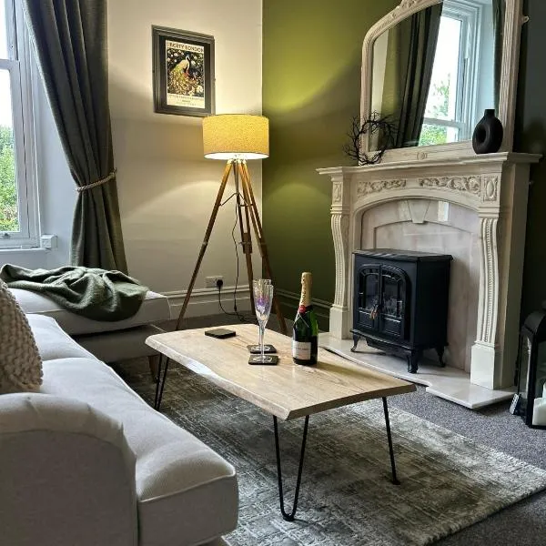 NEW stunning apartment by the sea in Torquay, khách sạn ở Torquay