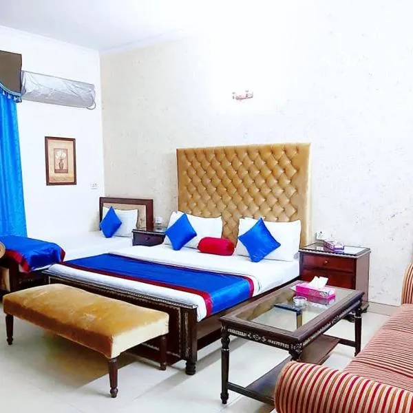 Lahore Luxe Family Couples Guest House, hotel in Lahore