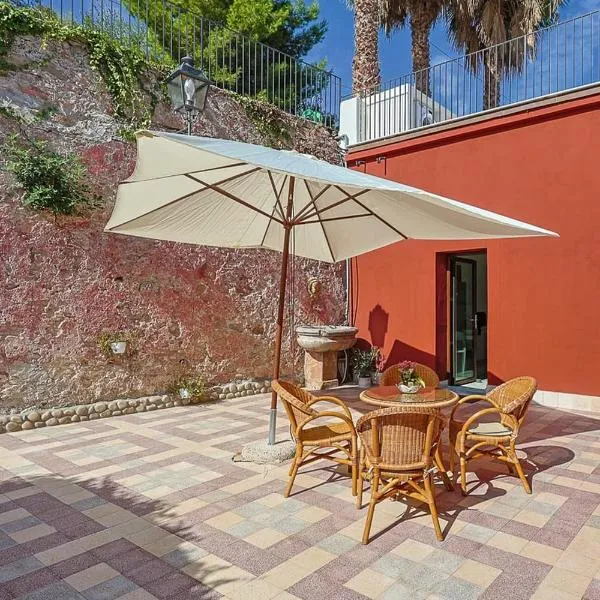 Dimora Burrafato - Antico Palazzo sul Lungomare, hotel v destinaci Caronia Marina