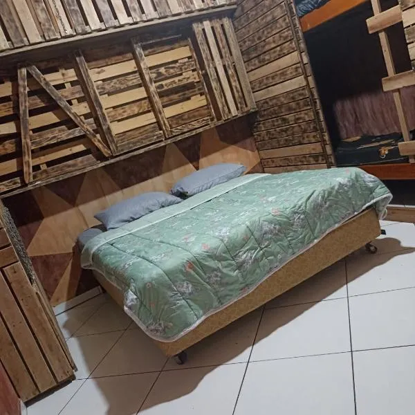 Quarto refrigerado,sala,cozinha completa,banheiro privativo, hotel in Cuiabá