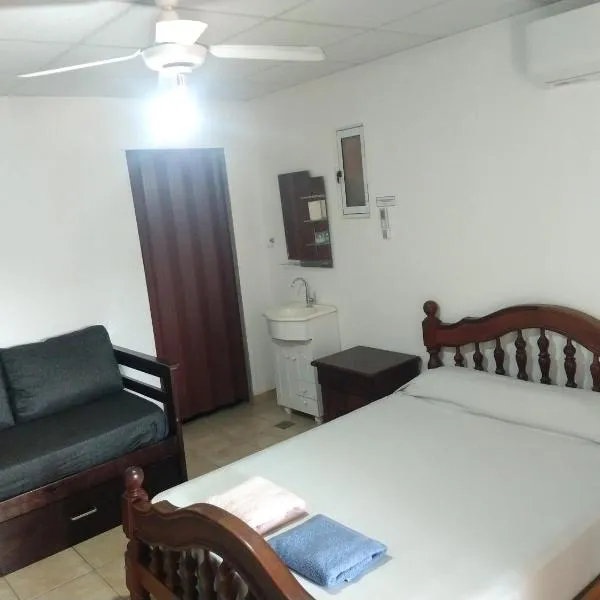 Hospedaje Colonia, hotel v destinaci Colonia Caroya