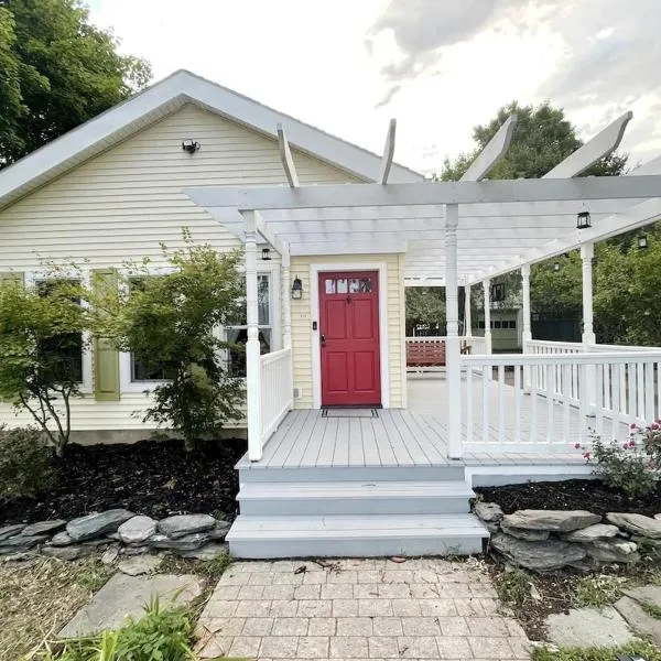 Bright, Airy Home in Hudson!, hotel in Hudson