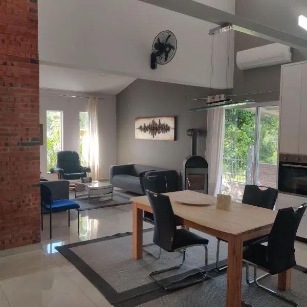 Casa Connect in Barrio Esperanza, 3 Zimmer, Küche, Parking, Internet, ruhig, central, modern!, hotel v destinaci Hohenau