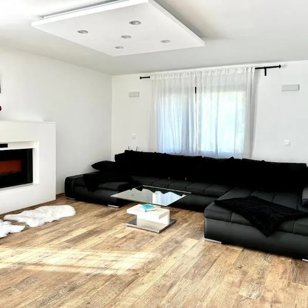 Spacious Cosy Apt with Pool and Parking, hotel in Pesnica pri Mariboru