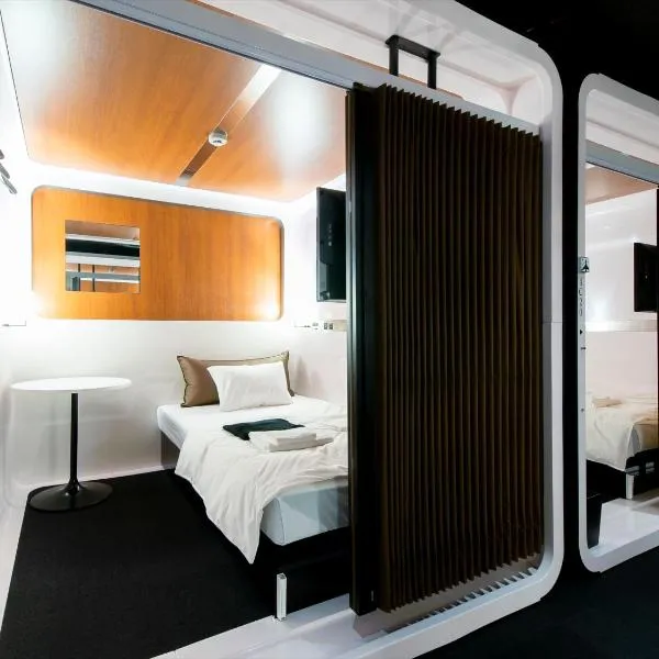 First Cabin International Hawaii, hotel v Honolulu