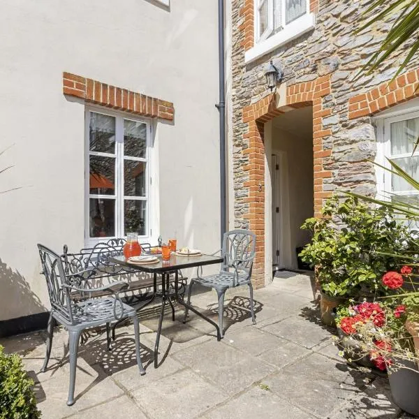 Old Mill Court, Charming Mews House with Parking, hotel di Brixham