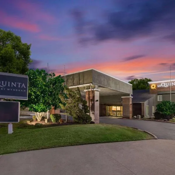 La Quinta Inn by Wyndham El Dorado, hotel di El Dorado