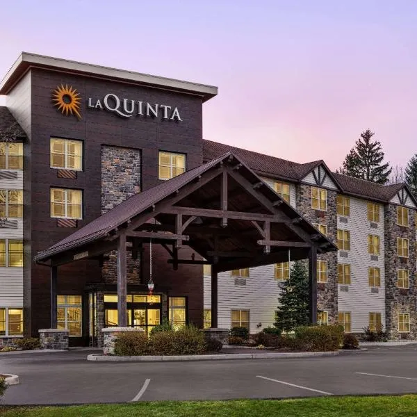 La Quinta Inn & Suites by Wyndham Lake George, hotel v mestu Lake George