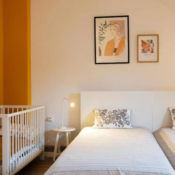 Big flat with fresh renovation, free parking, SonyPS, Netflix, hotel in Duisburg