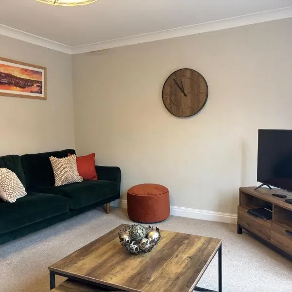 Stylish & spacious harbour-view townhouse with parking, hotel v destinaci Whitby