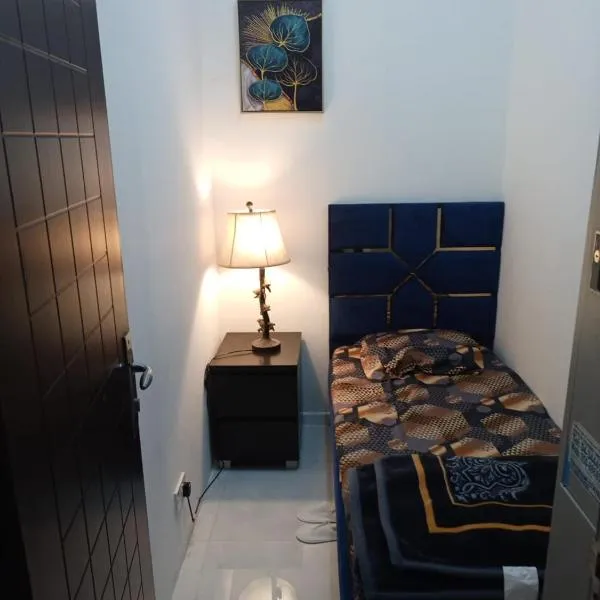 Elite Space Partition room in Dubai very near Union and Banyas Metro - Creek - Gold Souq, hotel v Dubaji