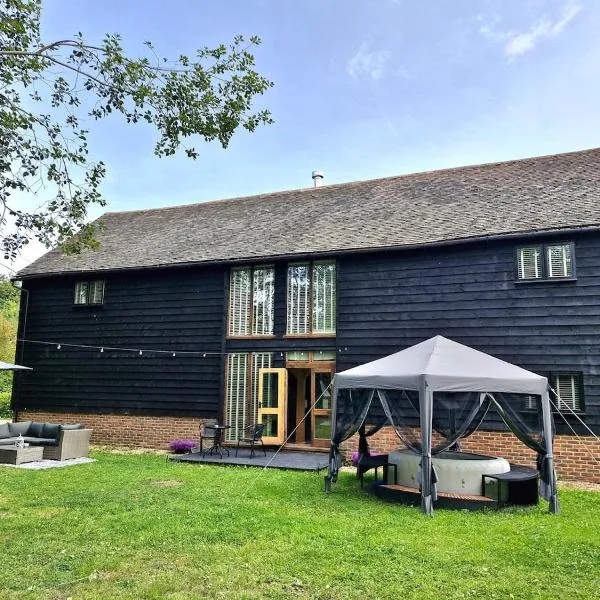 The Dairy Cottage with hot tub & pizza oven, hotel v destinaci East Grinstead