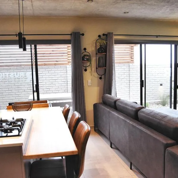 Rustic Hills #1 Luxury Self Catering unit, ξενοδοχείο σε Swakopmund