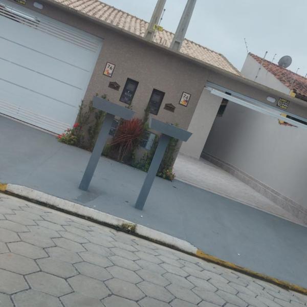 Casa com piscina e espaço churrasco Itanhaem