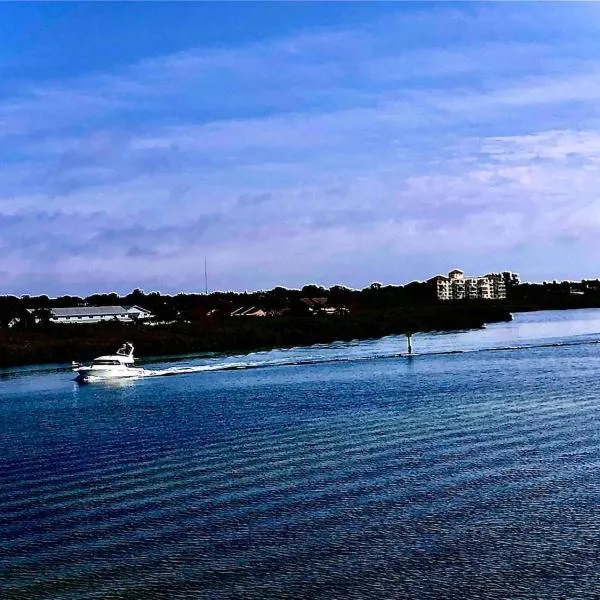 Amazing views & steps to beach 2B-2Bath-Pool 333, hotel in Clearwater Beach