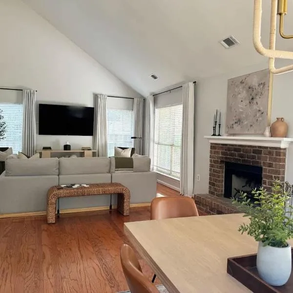 Charming Cottage for Family and Dogs near Beach & City, Hotel in Savannah
