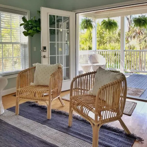 Large Home w Spa Midway to Savannah & Tybee Island! Dog friendly Venue, hotel in Savannah