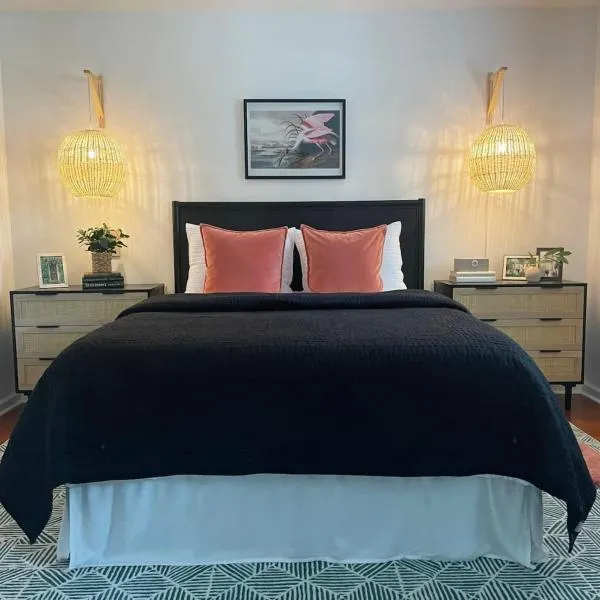 Coastal Oasis w Pool Near Beach and Downtown!, hotel en Savannah