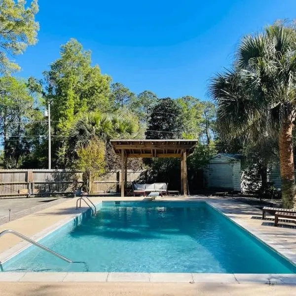 Coastal Oasis w Pool Near Beach and Downtown!, hotel din Savannah