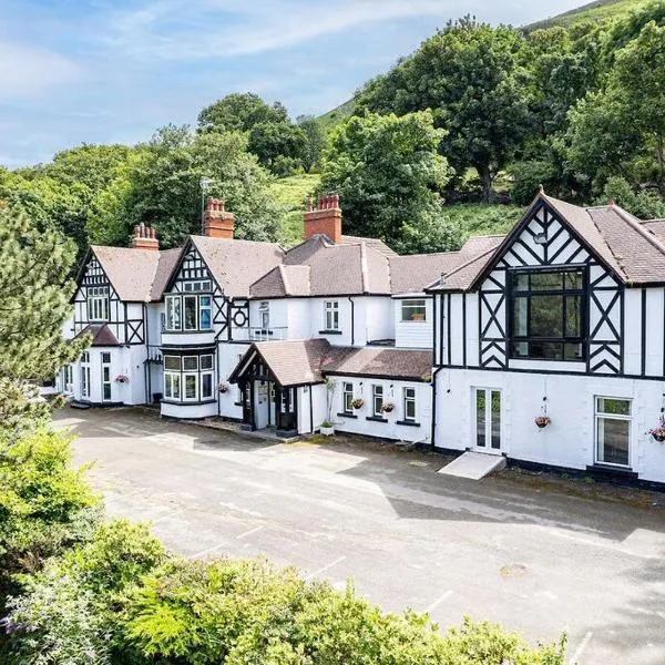 Delightful holiday home with sea views and Hot Tub, hotel in Penmaen-mawr