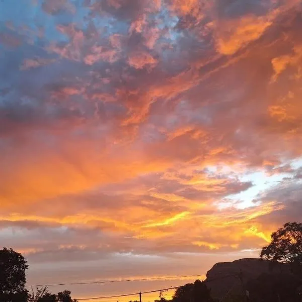 Sunset Inn - Spacious House in Harties, hotel in Hartbeespoort
