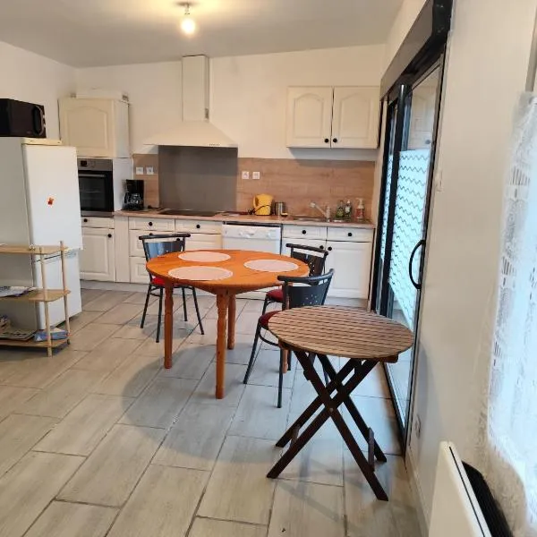 Maisonette sur terrain clos, loue 3nuits minimum, hotel v destinaci Plouha