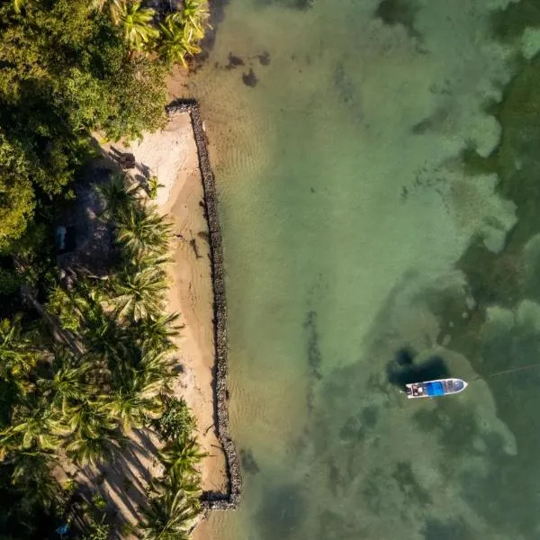 Private Beachfront House with Kayak & Guided Tours, hotel v Changuinole