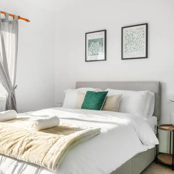Stylish 3 Bedroom Home - Spacious - Beautifully Presented - Flex Check-in - Free Parking, hotel in Nottingham