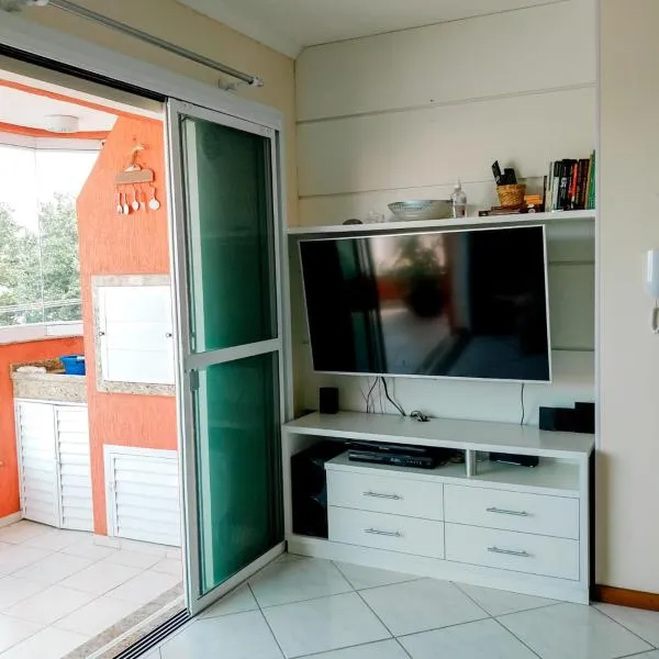 3 quartos a 280m da praia c roupa de cama - Sacada com Churrasqueira - climatizado - 10 min a pé da passarela do Ribeiro e acesso a Praia de Bombinhas - 5 min a pé de supermercados - Até 8 pessoas, ideal p famílias, grupos, crianças, hotel in Bombas