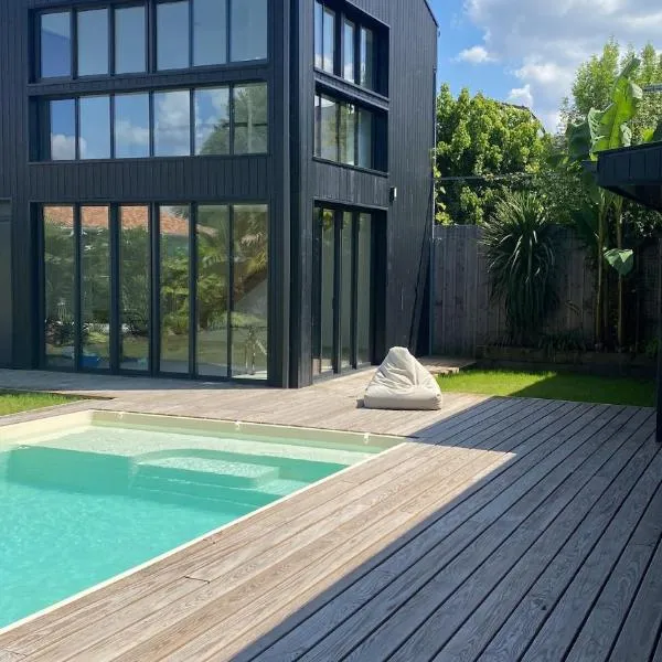 Poolside Retreat in Le Bouscat – hotel w mieście Le Bouscat