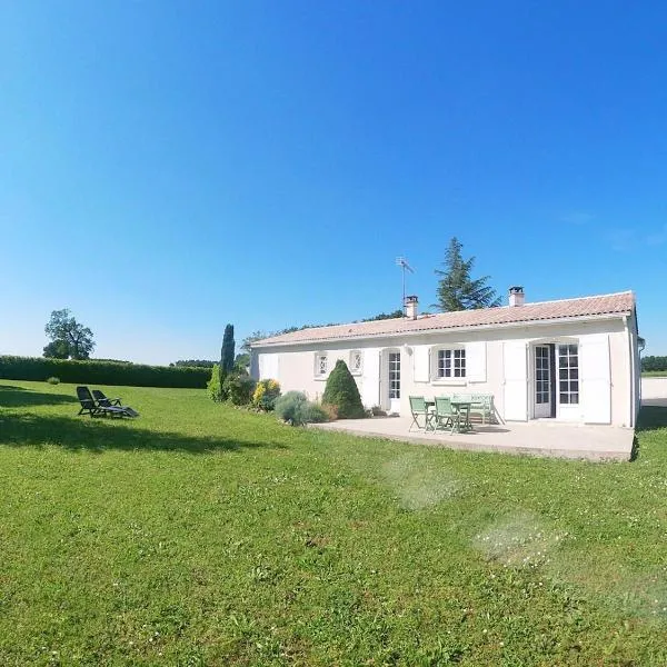 Maison avec grand jardin, hotel u gradu Saint-Martial-sur-Né