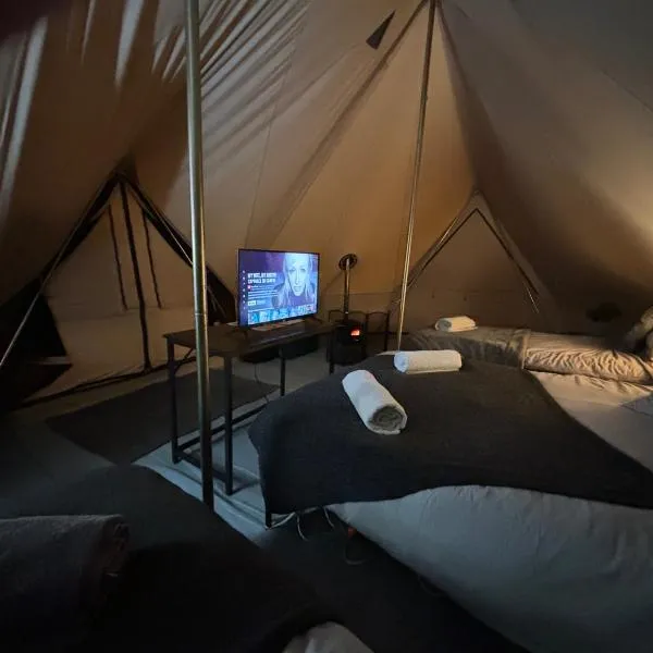 Cozy Hot Tent with Log Burner & Hot Tub Left Tent, hotel v destinaci Dwyran